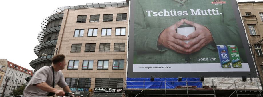 Reklama firmy mleczarskiej z charakterystycznym gestem kanclerz Niemiec Angeli Merkel i hasłem „Do widzenia, mamusiu”, Berlin, wrzesień 2021