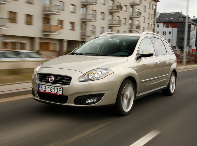 Croma to powrót Fiata do ligi passata i mondeo, w której notabene nigdy nie udało się zabłysnąć producentowi znanemu z fenomenalnych aut miejskich. Niestety i w tym przypadku włoska koncepcja limuzyny nie przypadła do gustu klientom. Sprawdzamy, w czym tkwi problem...