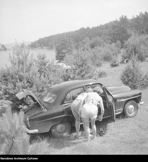 Wypoczynek na Mazurach - rok 1958 - zdjęcie pochodzi z archiwów Narodowego Archiwum Cyfrowego