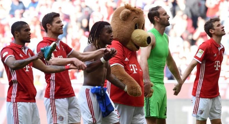 (L-R) Bayern Munich's players wave after the German First division Bundesliga football match Bayern Munich vs Darmstadt 98 in Munich, southern Germany, on May 6, 2017