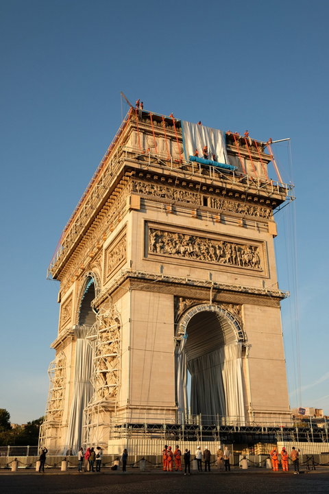 Łuk triumfalny w Paryżu owinięty folią. "To nie remont, to instalacja artystyczna"