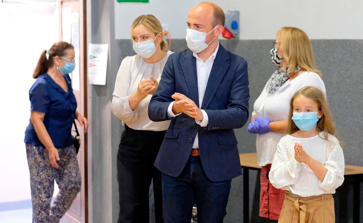 Borys Budka z rodziną w lokalu wyborczym