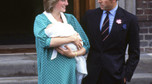 Pierwsze zdjęcia kolejnych członków rodziny Windsorów: księżna Diana i książę Karol z synem Williamem w 1982 r.