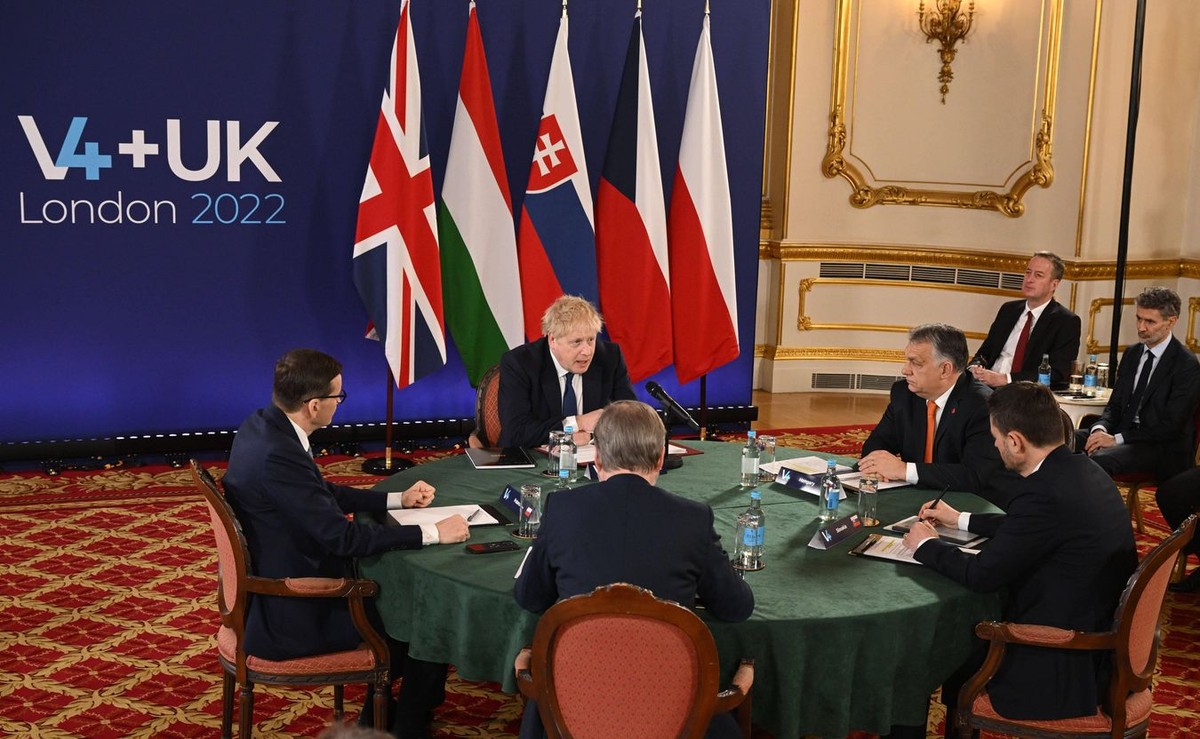 Boris Johnson z premierami V4, Mateuszem Morawieckim z Polski (z lewej), Petrem Fialą z Czech (drugi z lewej), Eduardem Hegerem ze Słowacji (drugi z prawej) i Viktorem Orbánem z Węgier