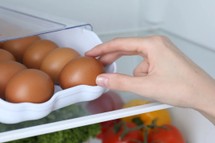 O co chodzi z jajkami? Czy można jeść jajka codziennie? Co mówi nauka i jak je przygotowywać, by było zdrowo