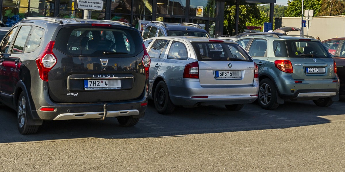 Czeskie rejestracje przed polskimi sklepami były ostatnio normą