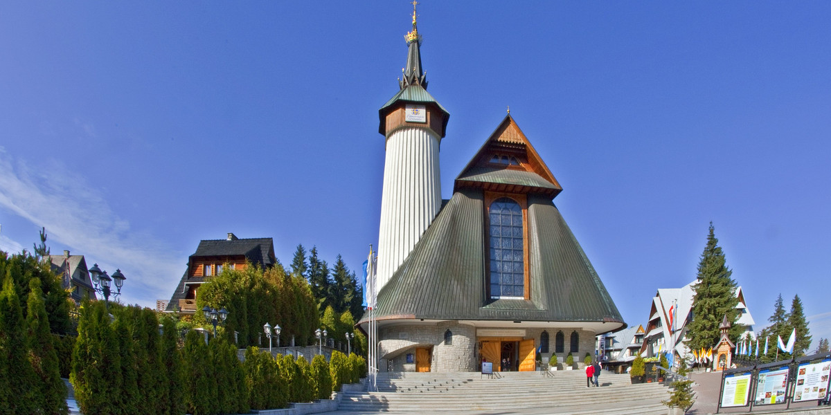 Nowoczesny dom pielgrzyma ma postać w pobliżu Sanktuarium Matki Bożej Fatimskiej na Krzeptówkach w Zakopanem.