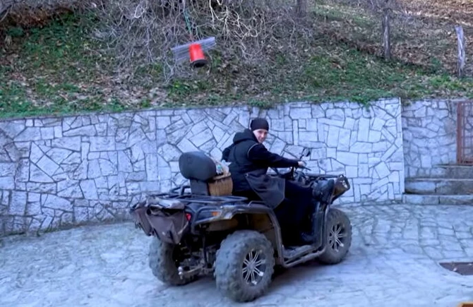 Monahinja Ana vozi kvad u manastiru