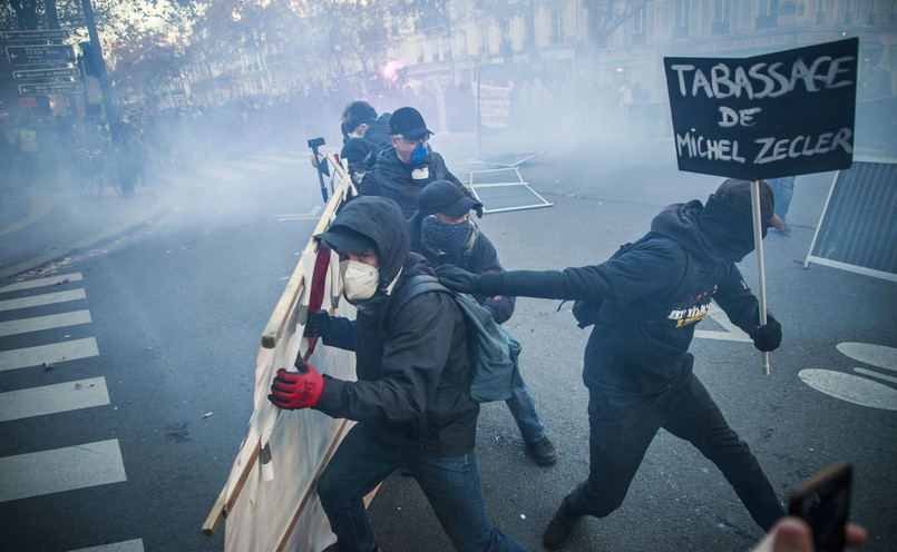 Demonstranci w Paryżu