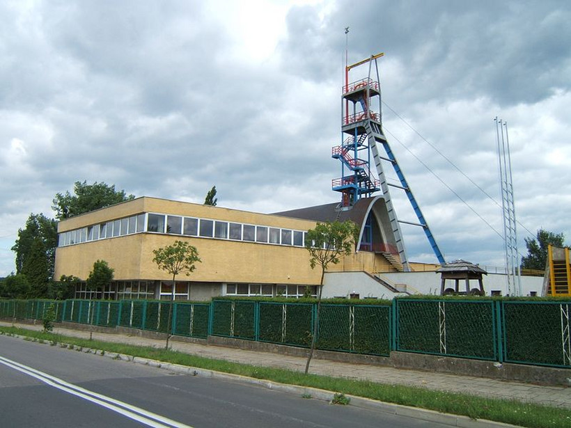 Budynek Muzeum Górnictwa oraz szyb Zabytkowej Kopalni Rud Srebronośnych w Tarnowskich Górach - fot. Paweł Michalik / Wikimedia Commons, lic. cc-by-sa
