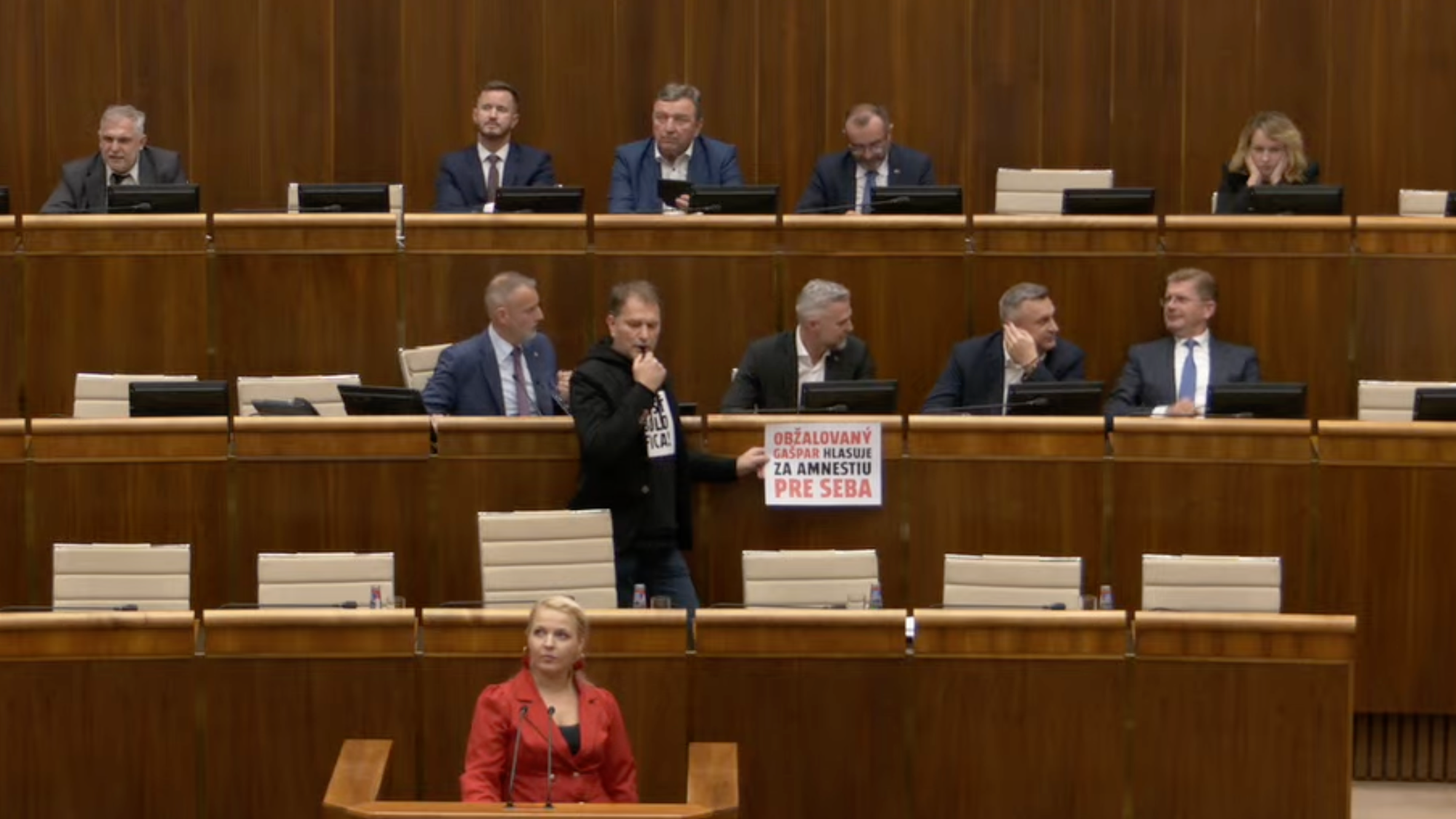 Hádka v parlamente.