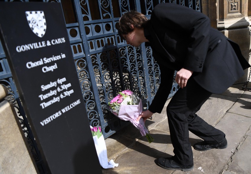 Ljudi ostavljaju cveće za preminulog fizičara