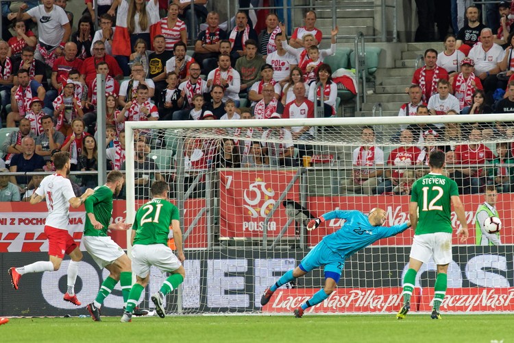 Piłkarz reprezentacji Polski Mateusz Klich (L) pokonuje bramkarza Irlandii Darrena Randolpha (2-P)