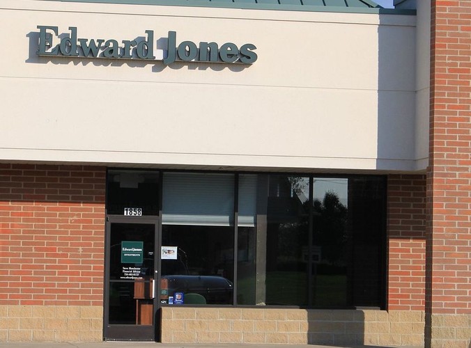 Edward Jones to firma świadczącą usługi finansowe z siedzibą w St. Louis.  Oferuje porady dla siedmiu milionów inwestorów indywidualnych poprzez sieć ponad 11 tys. oddziałów w USA. Przed rokiem Edward Jones był na 4 pozycji.


<br><br>fot. Branch Ypsilanti - CC 3.0