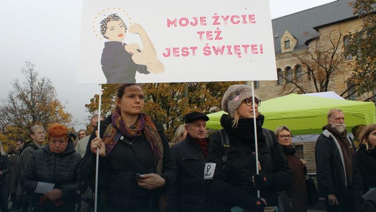 8 marca, czyli w Dzień Kobiet, mieszkanki stolicy Wielkopolski wyjdą na ulice w geście solidarności z międzynarodowym strajkiem kobiet. Organizatorzy manifestacji - OSK Poznań - zachęcają, aby tego dnia poznaniacy zrezygnowali z pójścia do pracy, bądź w inny sposób zademonstrowali swoją solidarność z protestującymi w całym kraju, ale również poza jego granicami, kobietami.