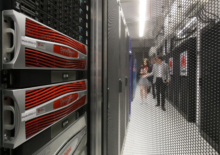 Okeanos – pierwszy z dwóch nowych komputerów ma moc obliczeniowa przekraczającą 1 petaflopsa. Oznacza to, że w ciągu jednej sekundy Okeanos może wykonać ponad biliard obliczeń zmiennoprzecinkowych.<br><br> fot. (zuz/kru) PAP/Paweł Supernak