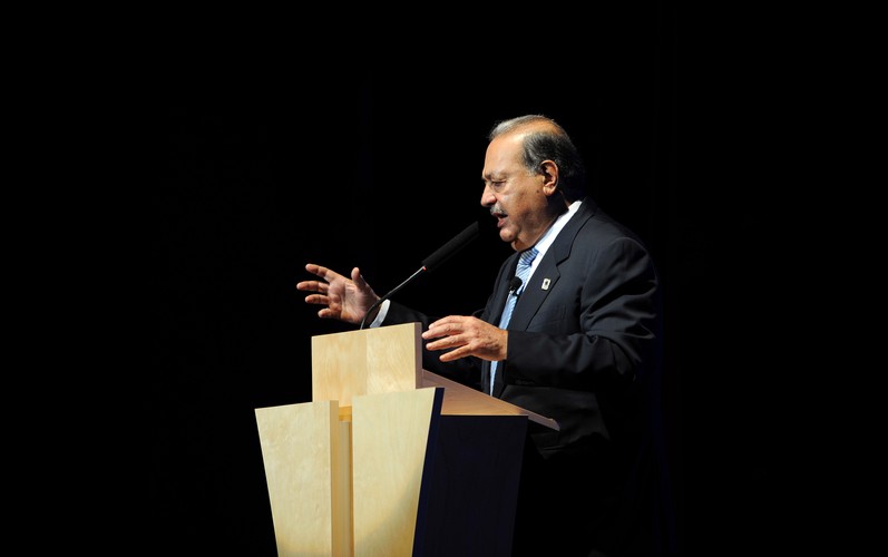 Meksykański miliarder Carlos Slim, dyrektor Carlos Slim Foundation, przemawia podczas prezentacji, Tijuana, Meksyk