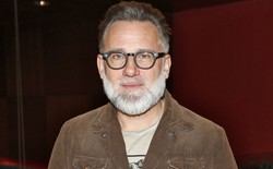 Saramonowicz do przyjaciół z prawicy: Czy ludzie z hasłem na bluzie "Sk...syny niech płoną", kochają Polskę bardziej niż ja