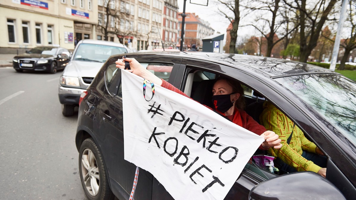 Ustawa antyaborcyjna Kai Godek. Głośny protest pod gdańskim biurem PiS