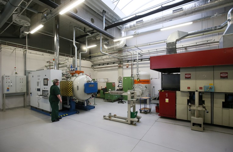 'Uwzględniając nowe prasy, obecne moce zapewniają nam realizację zakładanych wolumenów na podstawie posiadanych umów. Jeśli zajdzie potrzeba, to jesteśmy przygotowani na kolejne inwestycje' - dodał dyrektor operacyjny Mennicy.
<br>
Firma zakupiła ponadto zaawansowany laser do produkcji grawerskiej dający wiele dodatkowych technicznych możliwości, jaki ma zamiar wykorzystywać przy produkcji głównie monet kolekcjonerskich, ale również obiegowych.