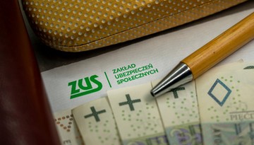 ZUS wypłaca 300 zł dodatku. Kto dostanie pieniądze?