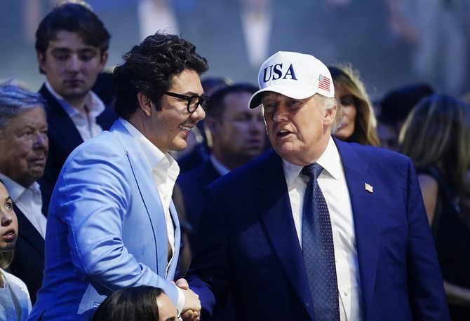Hanter Kembel i Donald Tramp, u pozadini Baron Tramp sa majkom Melanijom i dedom Viktorom