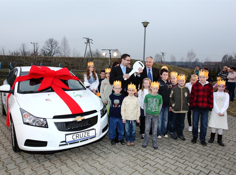 Chevrolet przekazał stowarzyszeniu SOS Wioski Dziecięce w Karlinie klucze do chevroleta cruze…