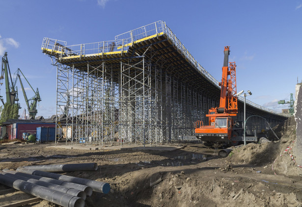 Pobocza autostrad pełne szczątków firm...