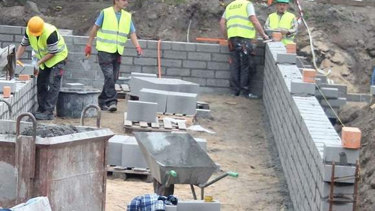 Bunkry już są gotowe. Teraz budowane są fundamenty pod budynek główny. We Włocławku przy ul. Łęgskiej rośnie zakład teleradioterapii.