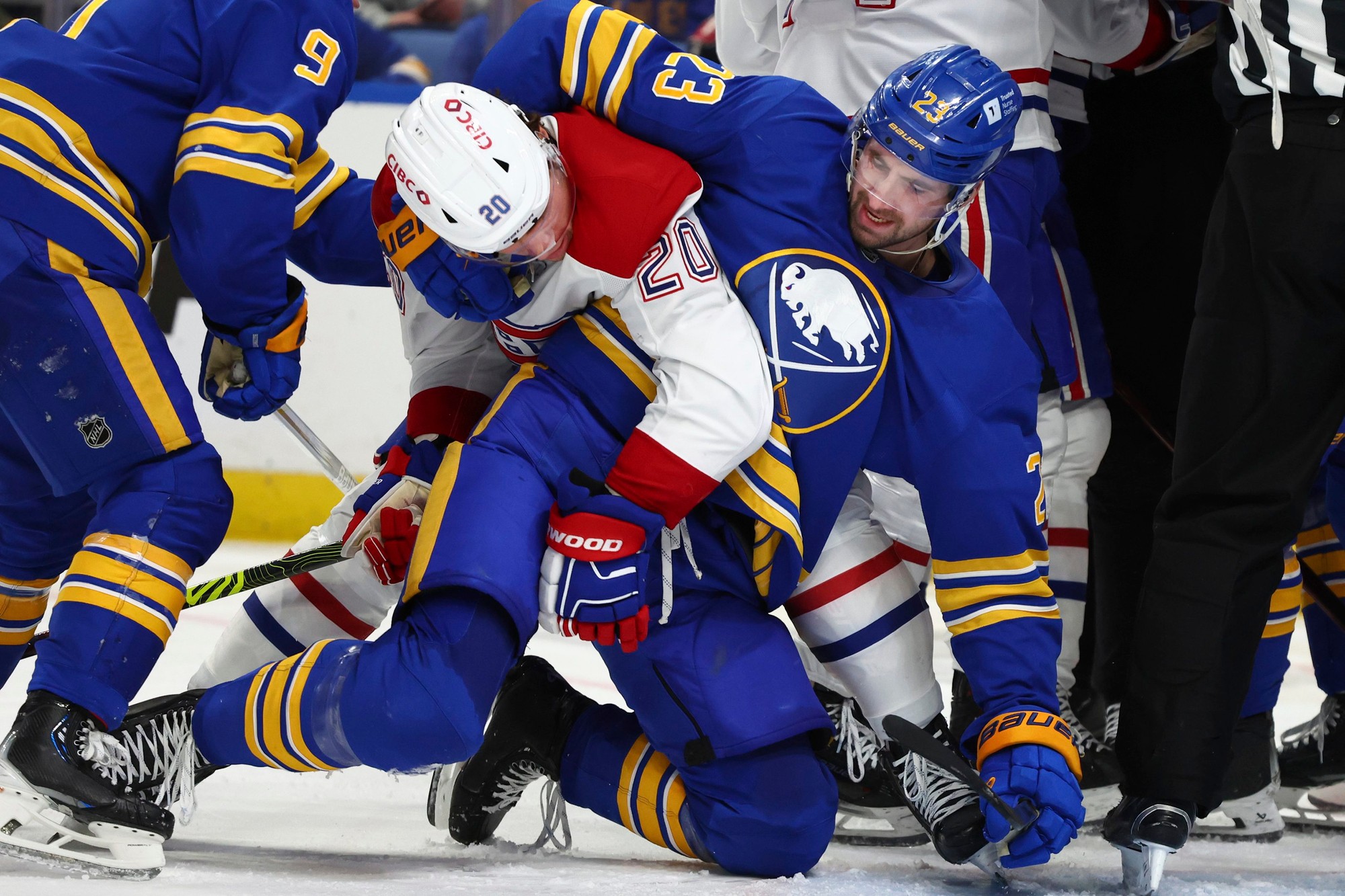Juraj Slafkovský (Montreal Canadiens) sa zapojil do šarvátky s Mattiasom Samuelssonom (Buffalo Sabres).