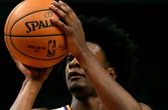 Liga NBA: Jackson ukarany za skandaliczny gest. 'Strzelał' do kibica [WIDEO]