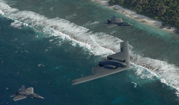 Bombarder B-2 u pratnji dva aviona F-22 