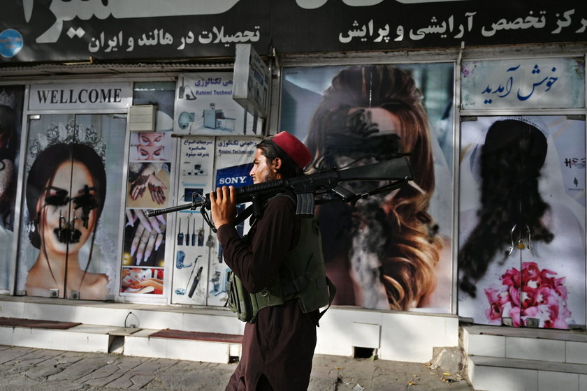 W Afganistanie niszczone są wizerunki kobiet 