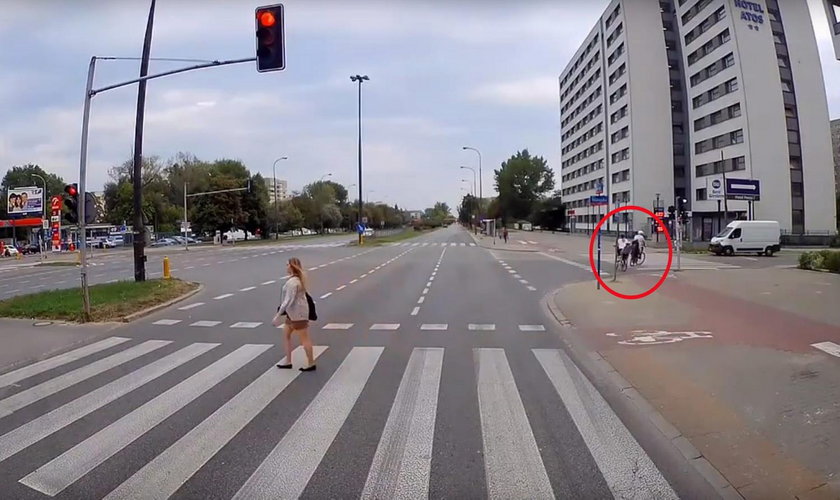 Warszawa: rowerzyści z dziećmi przejeżdżają na czerwonym świetle