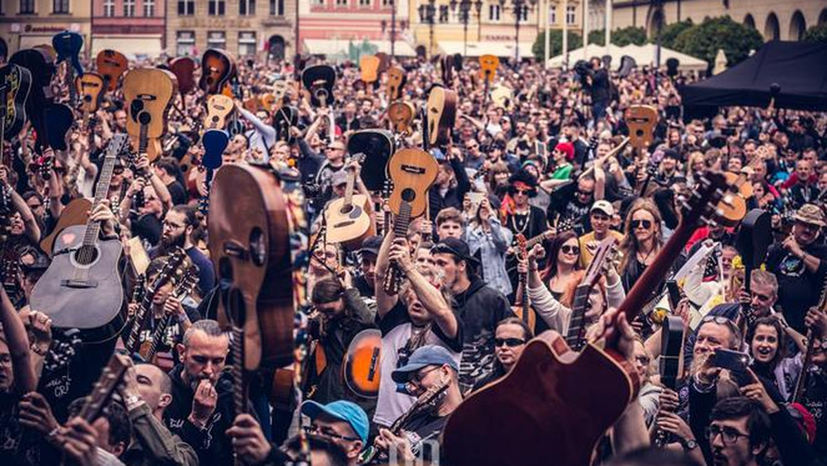 - Często słyszę, że nie ma na świecie drugiego wydarzenia z taką szczególną, wyjątkową atmosferą – mówi gitarzysta Leszek Cichoński, pomysłodawca Thanks Jimi Festivalu, w ramach którego od 18 lat we Wrocławiu bity jest Gitarowy Rekord Guinnessa. – Tylko tutaj przyjeżdżają tak różnorodni uczestnicy, którzy tworzą wspólnotę, bez względu na wiek, status społeczny, poglądy – dodaje. W tym roku impreza, której historię przypominamy, z powodu epidemii koronawirusa została przeniesiona do internetu.