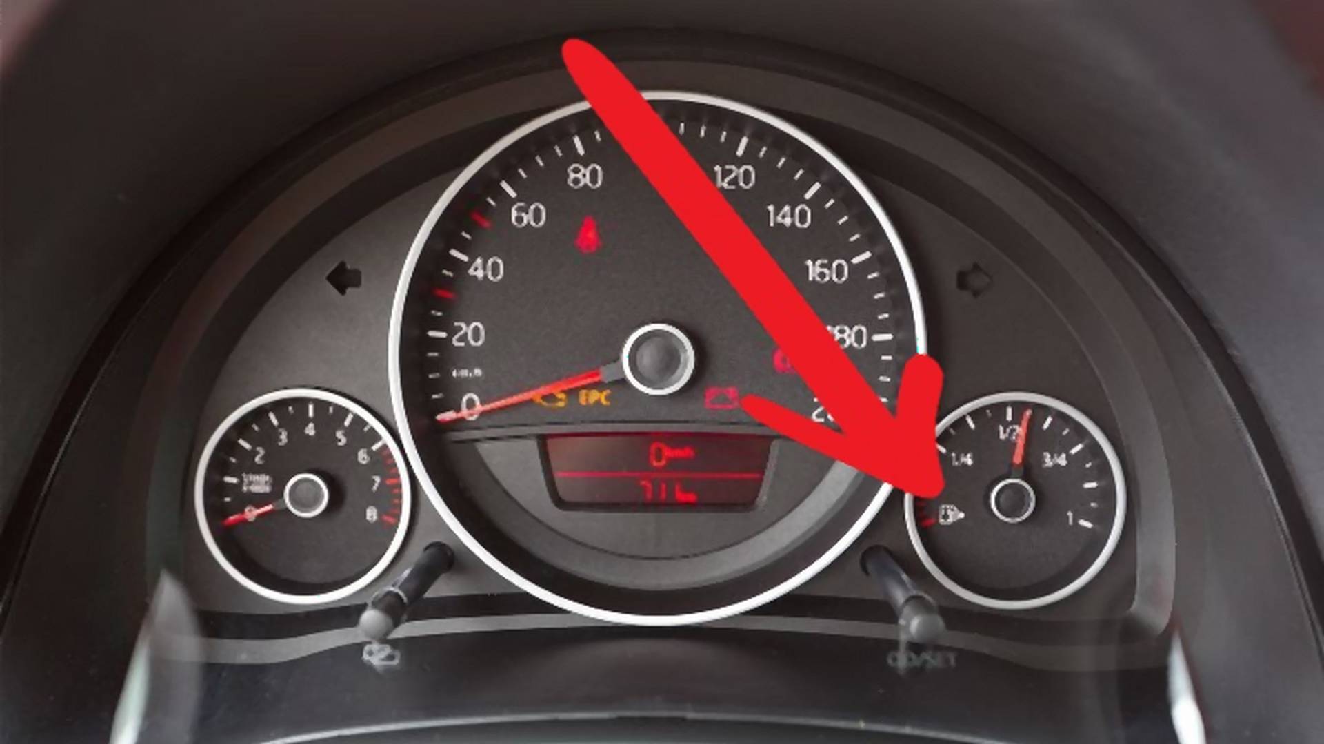 Ważna informacja dla młodych kierowców – czy wiesz, po co jest strzałka przy wskaźniku paliwa?