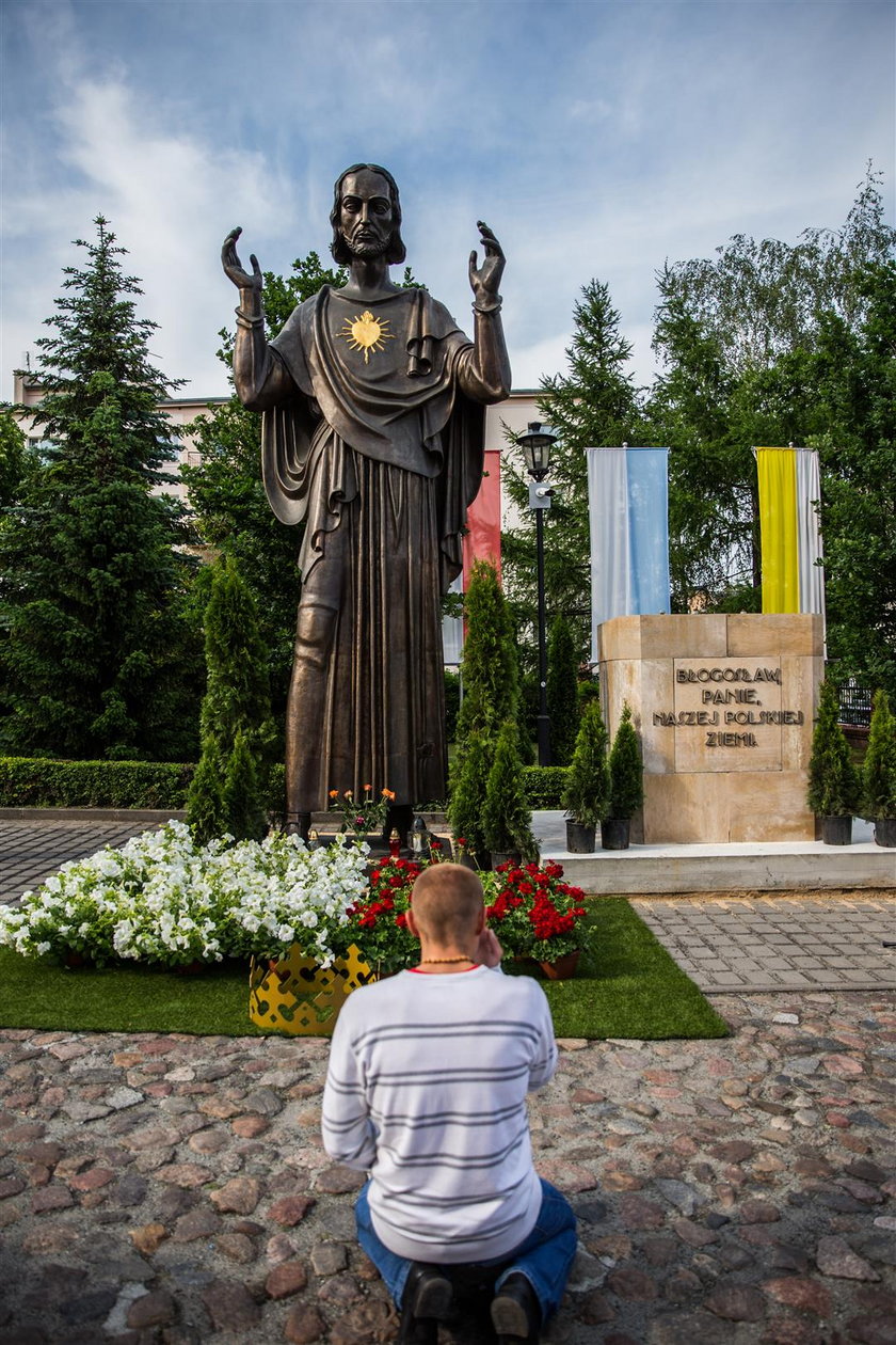 Figura Jezusa stanie na postumencie