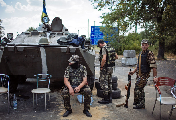 Ukraińscy żołnierze w pobliżu miejscowości Debalcevo. Fot. EPA/ROMAN PILIPEY