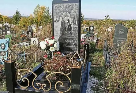 Nagrobek w kształcie iPhone'a w Rosji. Na wyświetlaczu zdjęcie zmarłej