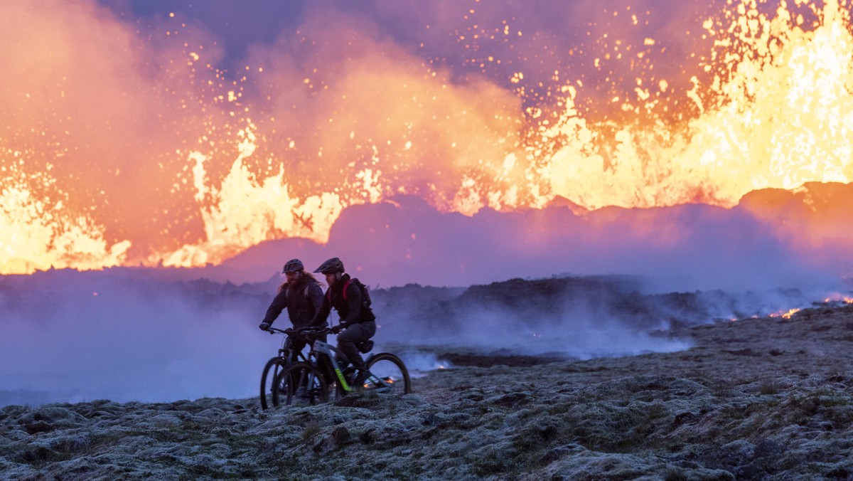 Erupcja wulkanu niedaleko Reykjavíku w lipcu 2023 r. przyciągnęła mieszkańców miasta. Wielu zdecydowało się na wyprawę rowerem