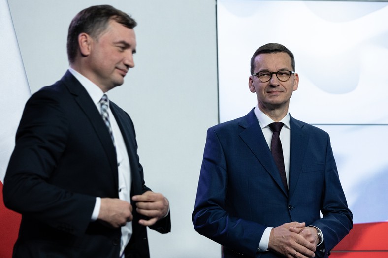 Zbigniew Ziobro i Mateusz Morawiecki podczas podpisania umowy koalicyjnej liderów Zjednoczonej Prawicy (26.09.2020)