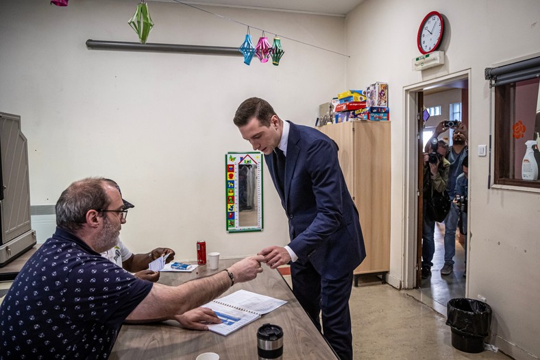 Lider francuskiej skrajnie prawicowej partii Zjednoczenie Narodowe (RN) Jordan Bardella oddaje swój głos w elektronicznym lokalu wyborczym w Garches pod Paryżem