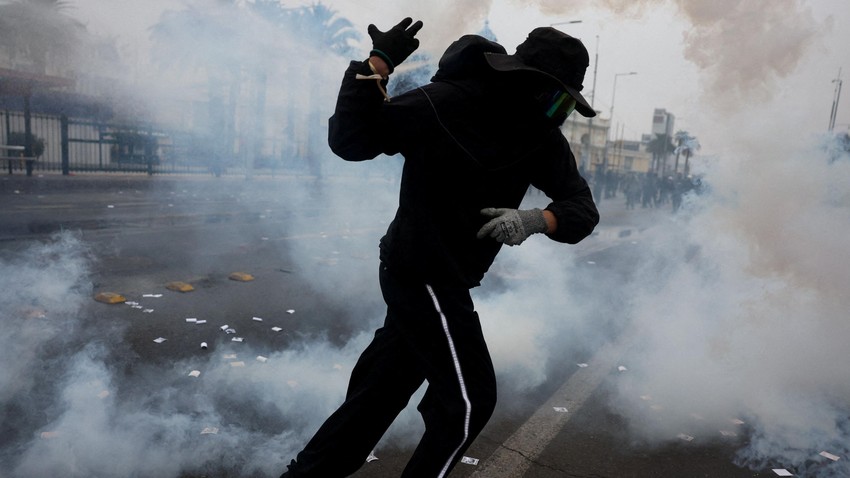 Čovek trči kroz oblak suzavca tokom sukoba na protestu u Santjagu | Foto: Reuters