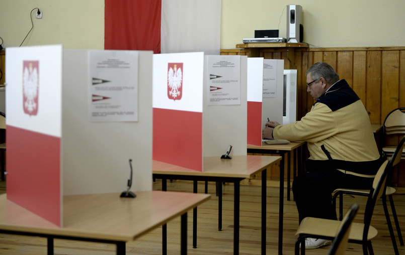 Głosowanie w lokalu obwodowej komisji wyborczej w Krzywczy na Podkarpaciu