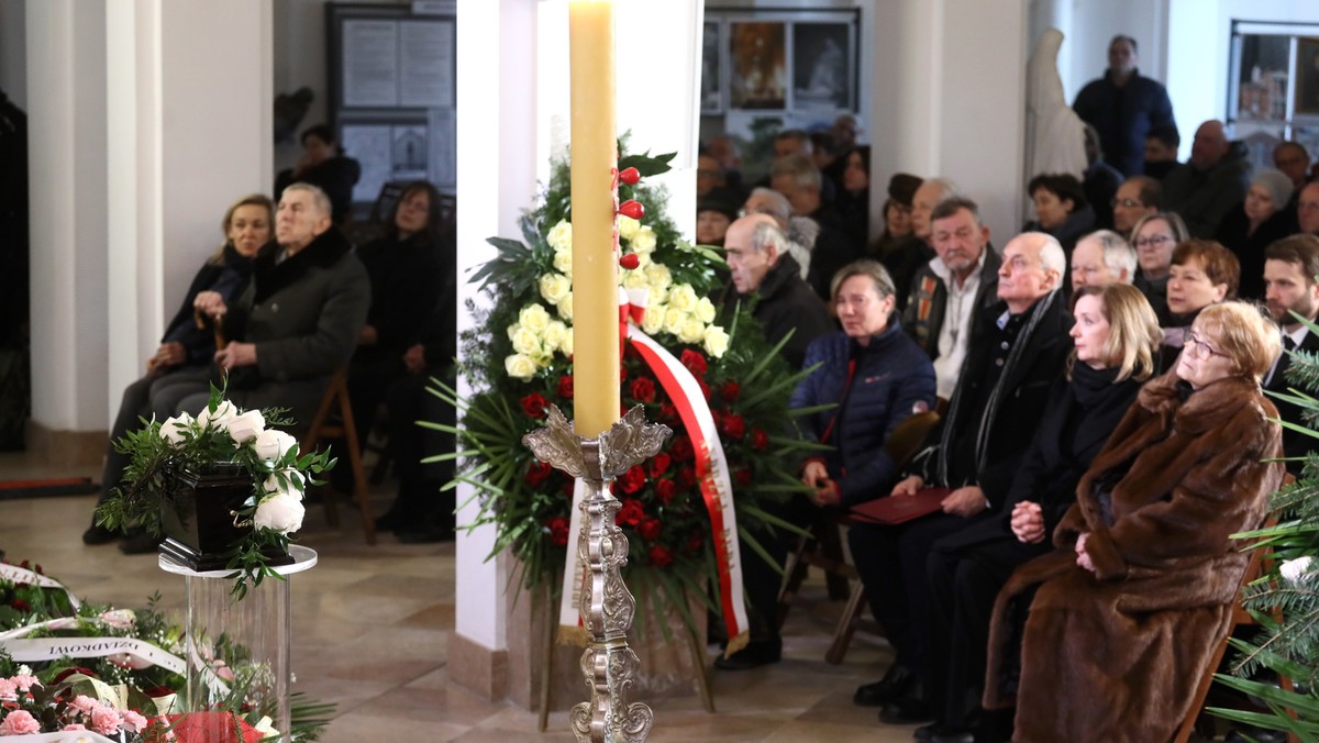 Wojciech Pokora został pochowany dziś na Cmentarzu Bohaterów Bitwy Warszawskiej 1920 r. w Radzyminie. Odszedł twórca powszechnie lubiany i podziwiany, ujmujący skromnością i dystansem wobec siebie - napisał w liście prezydent Andrzej Duda.