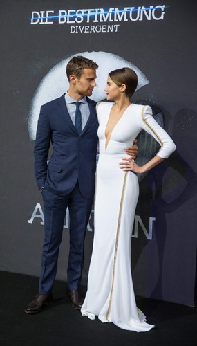 Shailene Woodley i Theo James na premierze 'Niezgodnej' w Londynie
