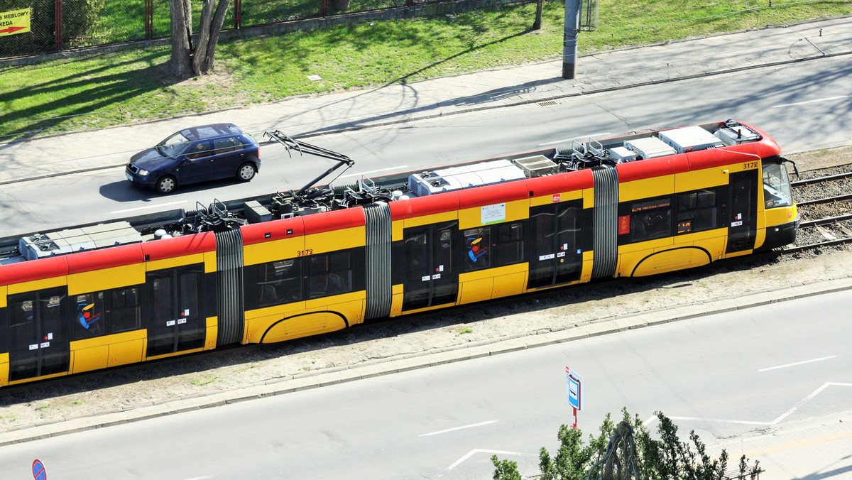 W okolicach placu Narutowicza na Ochocie sygnalizacja świetlna utrudnia ruch tramwajowy. Sygnał zielony trwa 10 sekund, a czerwony ponad półtorej minuty - informuje TVN Warszawa.