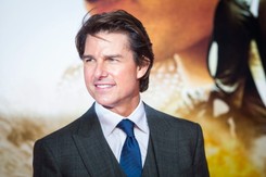 Tom Cruise uśmiechnięty i... zaręczony na premierze [ZDJĘCIA]