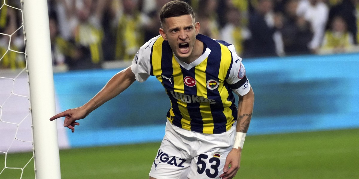 Obecnie Sebastian Szymański gra w Fenerbahce Stambuł