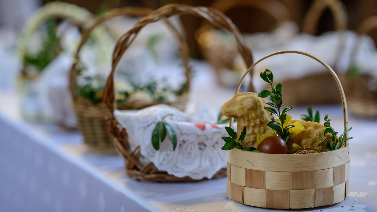 Niektóre gospodynie z bytomskiej dzielnicy Rozbark na święcenie pokarmów w Wielką Sobotę przyjdą w strojach ludowych. Popołudniową ceremonię w kościele pw. św. Jacka księża poprowadzą w gwarze śląskiej.